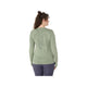 En kvinde med krøllet hår bærer en Asics Road Seamless LS Top i Monument Blue/Whisper Green og mørke bukser, her set bagfra mod en hvid baggrund. Denne åndbare træningstrøje giver både komfort og stil til træning.