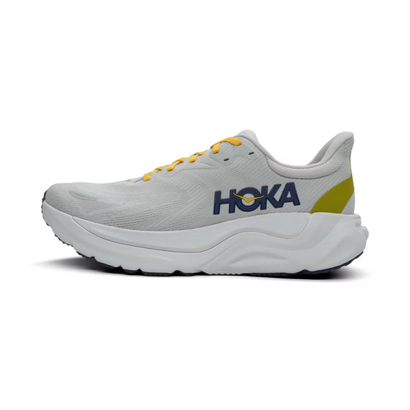 Hoka Arahi 8 til herrer i farven Stardust/Cosmic Grey er en stabil løbesko med tyk sål, snørebåndslukning, let forhøjet hæl og karakteristisk HOKA-branding på siden.