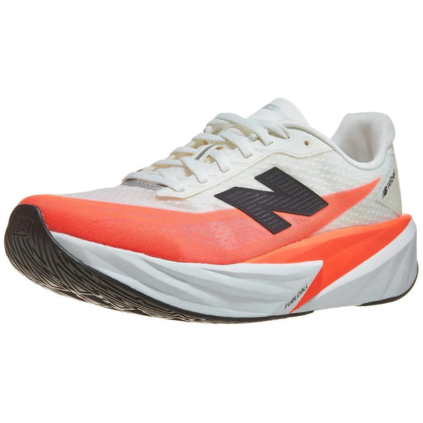 En rød New Balance Fuelcell Rebel V5 herreløbesko med sort N-logo, tyk tekstureret sål og let mesh-overdel, ideel til løbetræning, fotograferet mod hvid baggrund.