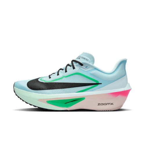 Nike Zoom Fly 6 Herre i Glacier Ice/Black-Hyper Pink-Green Shock har en overdel i mesh, Cushlon-skumdæmpning, ZOOMX-tekst på den hvide mellemsål, fed sort swoosh og et slankt aerodynamisk design med grønne og pink accenter.