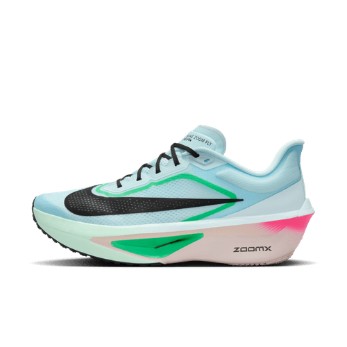 Nike Zoom Fly 6 Herre i Glacier Ice/Black-Hyper Pink-Green Shock har en overdel i mesh, Cushlon-skumdæmpning, ZOOMX-tekst på den hvide mellemsål, fed sort swoosh og et slankt aerodynamisk design med grønne og pink accenter.