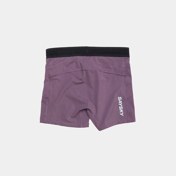 Saysky W Flow+ Race Short Tights 4" til kvinder i lilla har sort linning og SAYSKY-logo nederst i venstre side, lagt fladt på en hvid baggrund.