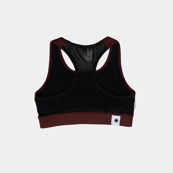 Saysky W Logo Combat Sports Bra, Dame, Red, har et racerback-design i sort og rødbrun med et rødbrunt bånd og et hvidt mærke med en sort stjerne - ideel til højintensiv træning - vist på en almindelig hvid baggrund.