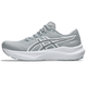 Asics GT-2000 14 Herre i Piedmont Grey/Pure Silver "Atc" har en overdel i mesh, hvid sål, sølvfarvet ASICS-logo og et stabilt løbesko design, der gør den til et ideelt løbesko herre til de daglige løbeture.