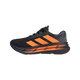 Adistar Byd fra Adidas er en herreløbesko i sort med orange detaljer, tyk polstret sål for komfort og åndbart mesh. Modellen vises fra siden mod en hvid baggrund. Farve: Cblack/Luor/Auon.