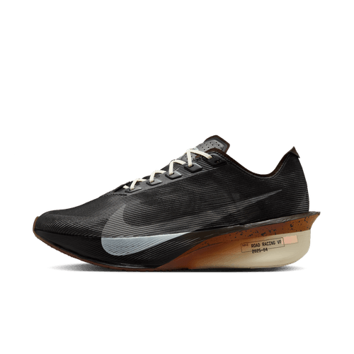 Nike Zoomx Vaporfly Next% 4, Unisex i Velvet Brown/Soft Pearl-Black, har en stor sølvfarvet swoosh, lette snørebånd, en tyk teknisk mellemsål med tryk over hælen og en markant brun ydersål, der ses på denne sideprofil.