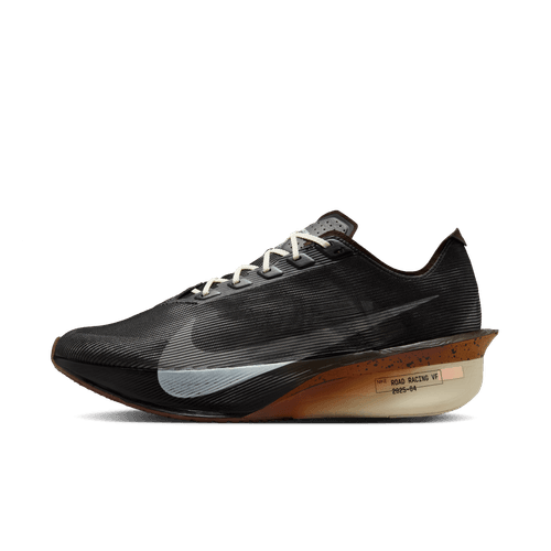 Nike ZoomX Vaporfly Next% 4 Herre i Velvet Brown/Soft Pearl-Black, vist i sideprofil med en hvid swoosh og gradueret mellemsål på en ensfarvet baggrund - perfekt konkurrencesko til maratonløbere.