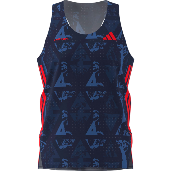 Adidas Labrum Singlet, Herre, Blue er en løbetop til mænd lavet af ultralet, åndbart stof i navy med lyseblå abstrakte mønstre og prikker, afsluttet med røde striber og dristige røde logoer på venstre skulder og øverst på højre bryst.