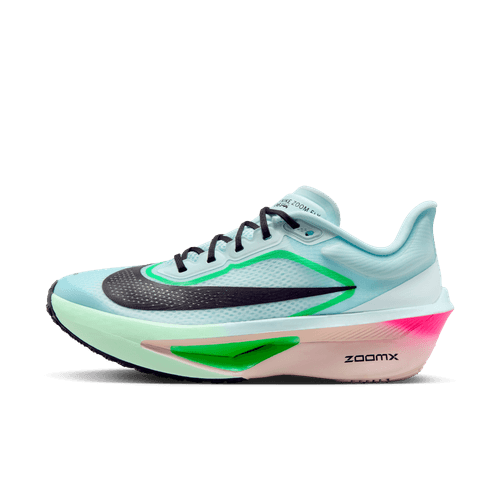 Nike Zoom Fly 6 til damer har en overdel i glacier ice med sort swoosh og snørebånd, en hvid sål med accent i green shock og hyper pink samt ZOOMX-logoet på mellemsålen - en blanding af stil og avanceret design.