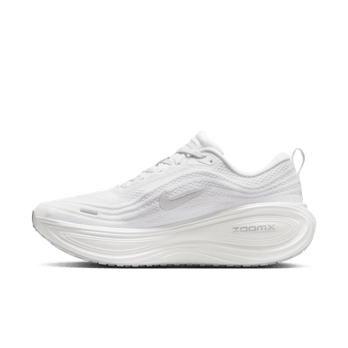 Nike Vomero Plus Herre i White/Summit White-Photon Dust er en hvid atletisk løbesko med en overdel i tekstureret mesh, snørelukning, tyk ZoomX-mellemsål til stødabsorbering, diskret logo på siden og trækflig i hælen.