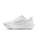 Nike Vomero Plus Herre i White/Summit White-Photon Dust er en hvid atletisk løbesko med en overdel i tekstureret mesh, snørelukning, tyk ZoomX-mellemsål til stødabsorbering, diskret logo på siden og trækflig i hælen.