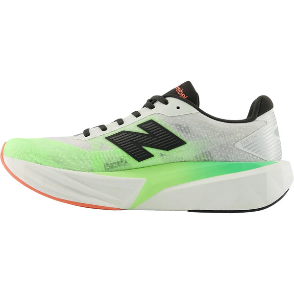 New Balance Fuelcell Rebel V5, Herre, White/Mint Flash EKIDEN har en hvid og mintfarvet overdel, sort N-logo og snørebånd, en tyk hvid sål med grønne detaljer og en ydersål med orange detaljer, der giver en let løbeoplevelse.
