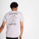 En person ses bagfra iført Saysky Statement Pace T-Shirt, Herre, Hvid. T-shirten har et gående behåret væsen og "FARTLEK GAME ON! SAYS K." på ryggen, lavet af hurtigtørrende materiale. Baggrunden er almindelig hvid.