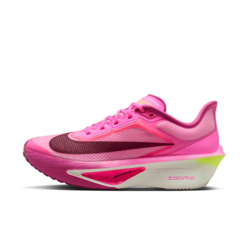 Et sidebillede af Nike Zoom Fly 6 Dame i Pink Spell/Bordeaux-Crimson Tint med overdel i mesh, mørkrosa swoosh, hvid sål med ZoomX-skum-tekst og neongule detaljer på hælen og mellemsålen.