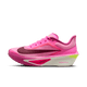 Et sidebillede af Nike Zoom Fly 6 Dame i Pink Spell/Bordeaux-Crimson Tint med overdel i mesh, mørkrosa swoosh, hvid sål med ZoomX-skum-tekst og neongule detaljer på hælen og mellemsålen.