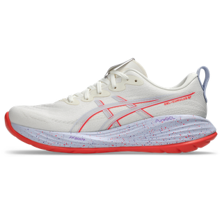 Asics Gel-Cumulus 27 Tokyo, Herre, Cream/Edo Purple er en løbesko til mænd med snørelukning, trækflig ved hælen og stødabsorberende plettet lyseblå mellemsål plus en lys rød ydersål og ASICS-logo.
