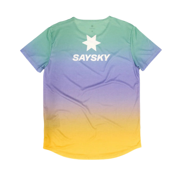 Saysky Drip Dye Flow T-Shirt, Herre, Purple Aop er en kortærmet, hurtigtørrende løbe-T-shirt med en blågrøn til lilla til gul gradient og SAYSKY-stjerne-logo - perfekt som en stilfuld træningstrøje herre.