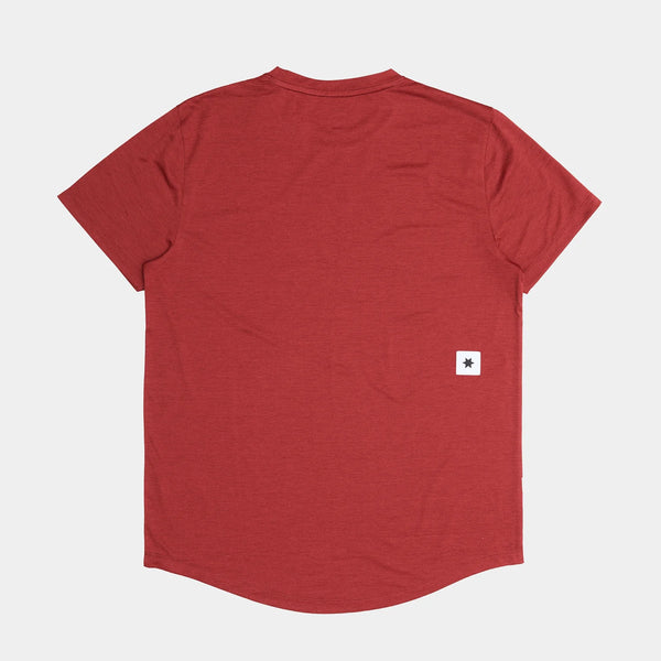 Saysky Logo Combat Pro T-shirt, Herre, i rød, ses bagfra med en atletisk pasform og et lille hvidt rektangulært stjernemærke nederst til højre. Baggrunden er lysegrå.