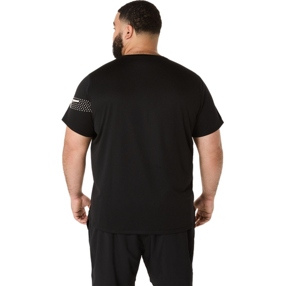 En mand, set bagfra, er iført Asics Icon SS Top, Herre, Performance Black med mønstret detalje på venstre ærme og sorte shorts. Baggrunden er hvid.
