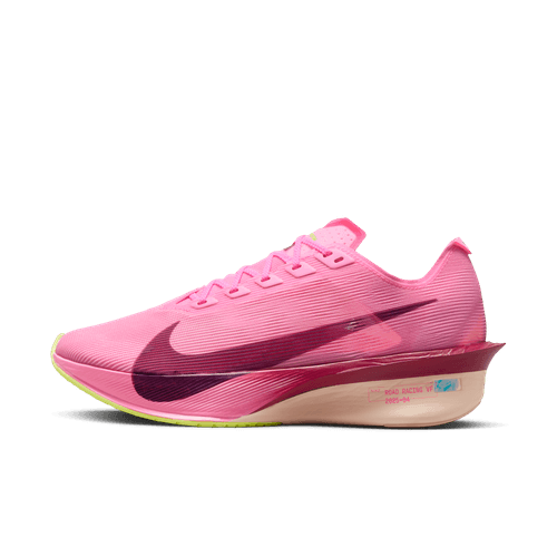 Et sidebillede af Nike Vaporfly Next% 4 Dame i Pink Spell/Bordeaux-Hyper Pink-Volt Ice med en stor rødbrun Swoosh, tyk beige og rødbrun sål og neongrønne detaljer - en maratonsko til elitekonkurrencer på en hvid skærm.