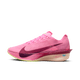 Et sidebillede af Nike Vaporfly Next% 4 Dame i Pink Spell/Bordeaux-Hyper Pink-Volt Ice med en stor rødbrun Swoosh, tyk beige og rødbrun sål og neongrønne detaljer - en maratonsko til elitekonkurrencer på en hvid skærm.