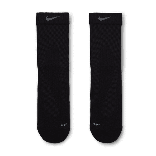 Et par sorte Nike Fast Lightweight Ankle-strømper (Unisex, Black/Pure Platinum/Smoke Grey) ligger fladt ved siden af hinanden og viser den hvide Nike-swoosh nær toppen og L/R-tåmærker, lavet af Dri-FIT-materiale for komfort.