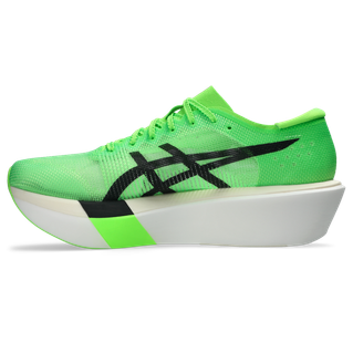 Asics Metaspeed Sky Tokyo løbesko i Green Gecko/Black (Unisex) har en lysegrøn overdel, tyk hvid sål, sort sidelogo og grønne snørebånd, vist i sideprofil på en hvid baggrund.