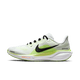Et sidebillede af Nike Pegasus 41 herre løbesko i White/Black-Volt Ice-Barely Volt vises med hvid og lysegrøn overdel, sort swoosh, hvid mellemsål og limegrøn detalje på lys grå baggrund. Perfekt til komfortabel løbetræning.