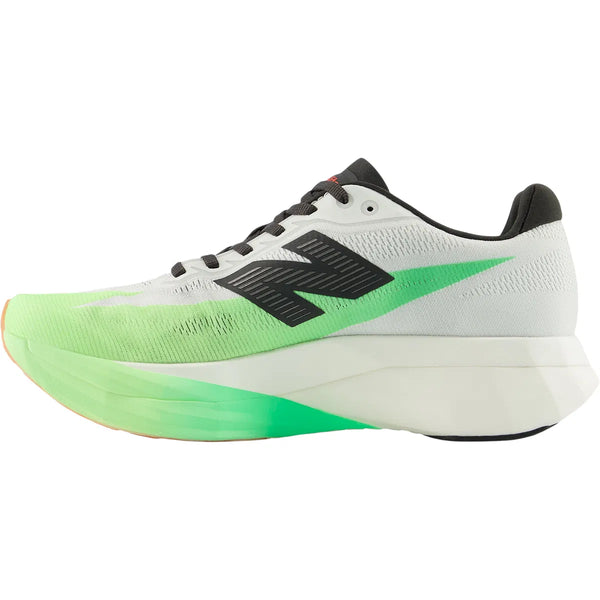 New Balance Fuelcell Supercomp Elite V5 Dame i White/Mint Flash EKIDEN har et hvidt og mintfarvet design, sort N-logo og snørebånd samt en vinklet sål, der er udviklet til at give den bedste konkurrenceløbesko.