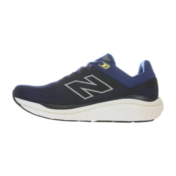 New Balance Freshfoam 860 V14 Herre i Blue Gemstone er en stabil løbesko til overpronation med marineblå overdel, hvid sål, sorte og sølvfarvede detaljer, gule snørebånd og det karakteristiske N-logo. Vist på en hvid baggrund.