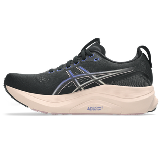 Asics Gel-Kayano 32 til kvinder i Black/Pearl Pink har en sort overdel, en tyk beige sål med 4D Guidance System, sølvfarvede logoer, sorte snørebånd og diskrete lilla detaljer, der giver stilfuld støtte på hver eneste løbetur.