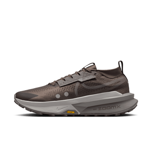 Nike Zegama 2 til mænd i Ironstone/Cave Stone-College Grey er en trail-inspireret brun sneaker med perforeret overdel, snørelukning, tyk tofarvet sål og Vibram/ZoomX-logoer - designet til tekniske trails og vist i sideprofil.