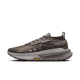 Nike Zegama 2 til mænd i Ironstone/Cave Stone-College Grey er en trail-inspireret brun sneaker med perforeret overdel, snørelukning, tyk tofarvet sål og Vibram/ZoomX-logoer - designet til tekniske trails og vist i sideprofil.