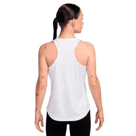 En kvinde med mørkt flettet hår ses bagfra iført en hvid Nike Tempo Dri-FIT Running Tank Top og sorte bukser, stående mod en almindelig lys baggrund.