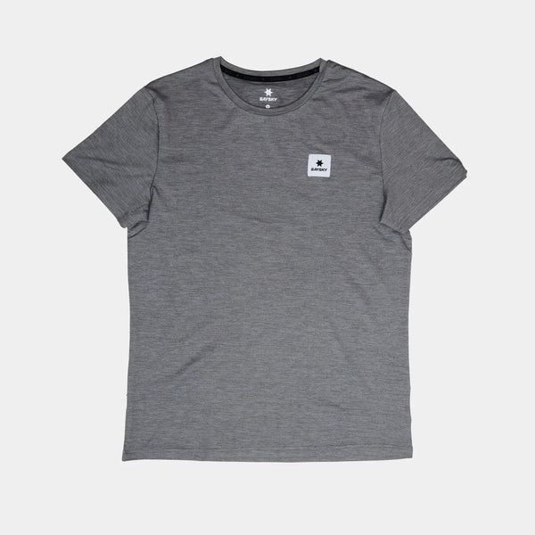 Saysky Statement Pace T-Shirt til herrer i grå har korte ærmer og et lille hvidt rektangulært mærke med en sort stjerne og tekst på venstre bryst. Det hurtigtørrende stof holder dig komfortabel. Vises på en hvid baggrund.