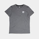 Saysky Statement Pace T-Shirt til herrer i grå har korte ærmer og et lille hvidt rektangulært mærke med en sort stjerne og tekst på venstre bryst. Det hurtigtørrende stof holder dig komfortabel. Vises på en hvid baggrund.
