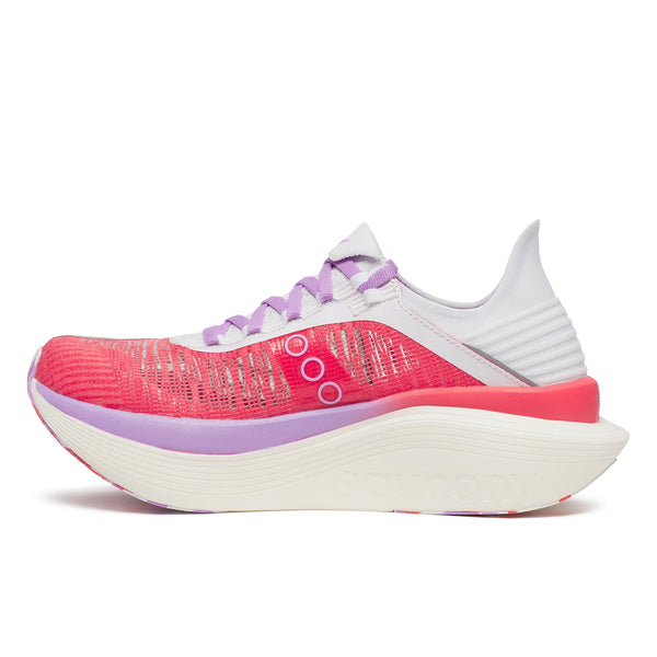 Et sidebillede af Saucony Endorphin Elite 2 (Unisex, Coral/White) viser en tyk, buet hvid sål, koralfarvet og rød mesh-overdel med lilla detaljer, hvide snørebånd og Saucony-branding præget på siden.