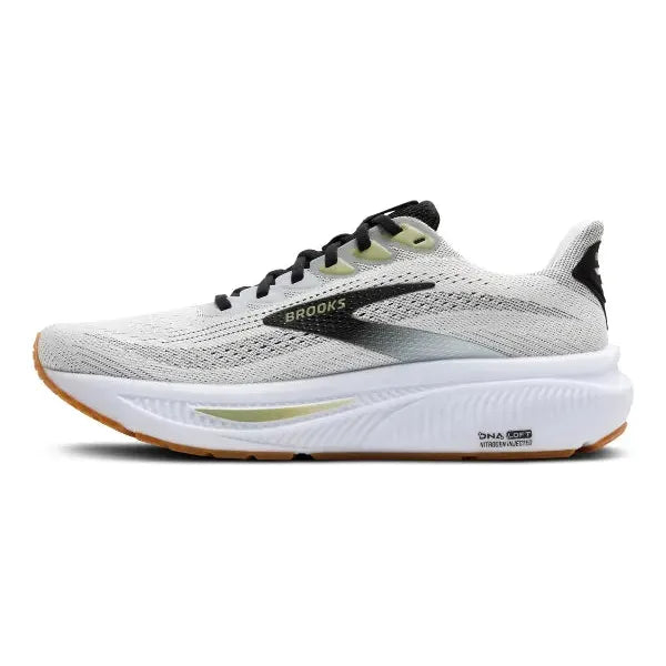 Brooks Ghost 17, Herre i White/Black/Tea er vist fra siden med sorte og lysegule detaljer, gråt Brooks-logo, hvid polstret sål for ekstra komfort og tyggegummifarvet ydersål på en almindelig hvid baggrund.