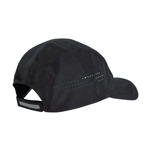 Adidas Runningxadizero Lightweight Cap i sort/Refsil er en unisex-kasket med sideperforeringer og en justerbar, reflekterende strop bagpå, som giver letvægtskomfort, der er ideel til løbere.