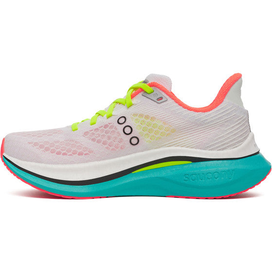 Et sidebillede af Saucony Endorphin Speed 5, Dame i White/Mutant viser en hvid atletisk løbesko med neongule snørebånd, koralfarvet foring, blå sål, sorte detaljer, overdel i mesh og "Saucony" præget på mellemsålen.