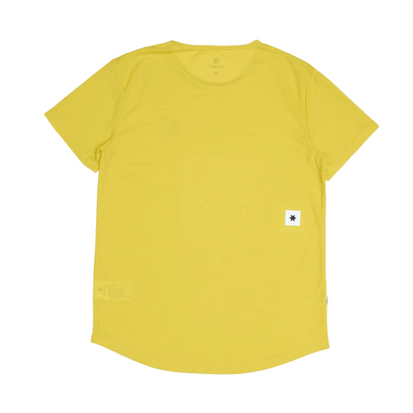 En Saysky Reactive Flow T-Shirt, Herre, Yellow Aop ligger fladt med bagsiden opad. Nær den nederste højre kant er der et lille hvidt, rektangulært mærke med en sort stjerne.