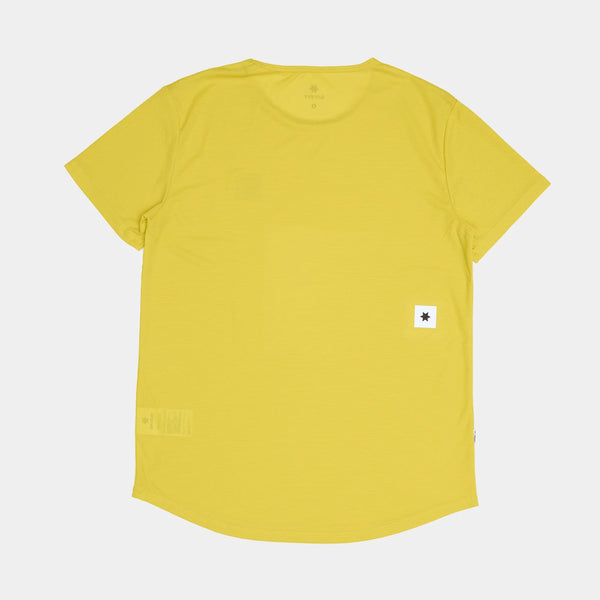En Saysky Reactive Flow T-Shirt, Herre, Yellow Aop ligger fladt med bagsiden opad. Nær den nederste højre kant er der et lille hvidt, rektangulært mærke med en sort stjerne.