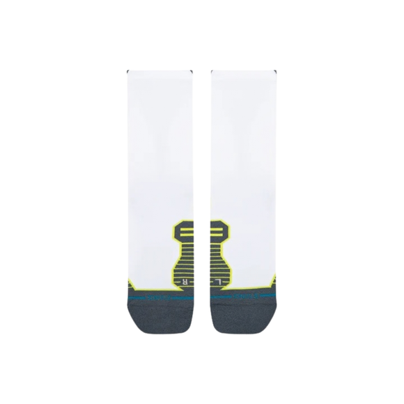 Et par Stance Funnel Light Crew unisex-sokker i hvidt ligger fladt side om side på en hvid baggrund. Disse sokker har mørkegrå tåpartier, gule og grønne detaljer samt et karakteristisk stribet mønster ved fodbuen, hvilket fremhæver deres stilfulde udseende og lover komfortable sokker til hverdagsbrug.