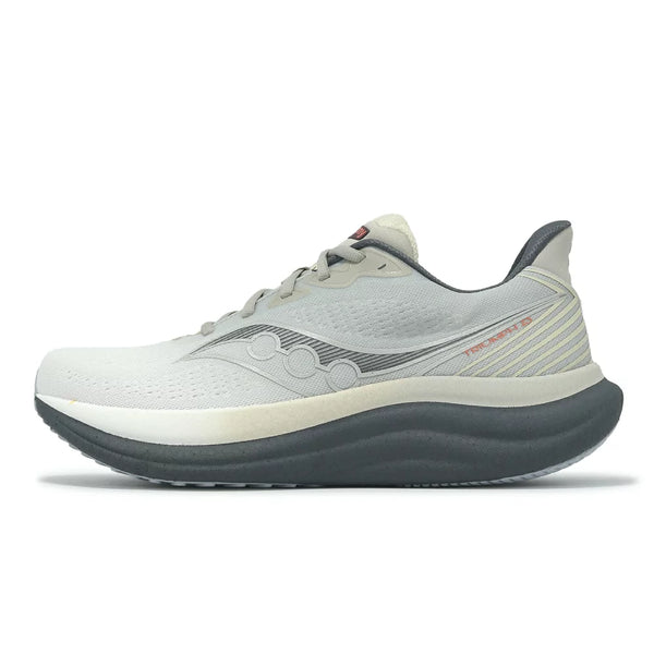 Et sidebillede af Saucony Triumph 23, Herre, Grey/Shadow viser en lysegrå og mørkegrå lav løbesko med beige detaljer, diskret branding og synlige syninger, der giver ekstra stil.
