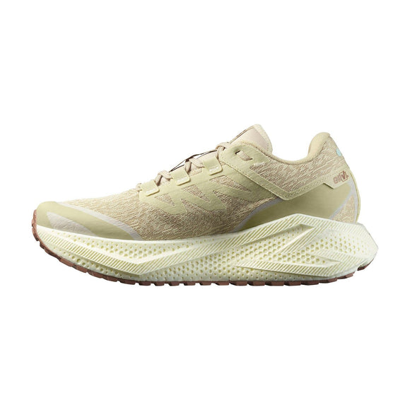 Salomon Aero Glide 3 GRVL Herre i Green Haze/Vanilla Ice/Russet har en tyk, struktureret sål og overdel i mesh - ideel til fans af løbesko til mænd, der ønsker komfort og ydeevne. Vist fra siden på en hvid baggrund.