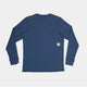 En Saysky Motion Waffle Long Sleeve, Herre, i blå ligger fladt med ryggen opad. Et lille hvidt rektangulært mærke med et sort stjernelignende symbol fremhæver den nederste sidekant på denne tekniske top med struktur.