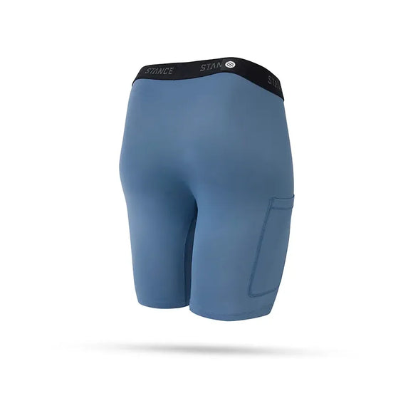 Stance Compression Nylon Underwear til mænd i seablue, med et tætsiddende knælangt design, hurtigtørrende nylonblanding, sort elastisk linning og en lille sidelomme; vist bagfra på en hvid baggrund.