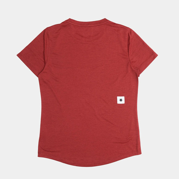 W Logo Combat Pro T-shirt, Dame i rød fra Saysky, ligger fladt på en hvid baggrund med ryggen opad. Et lille hvidt mærke med en sort stjerne er placeret nederst til højre. Ideel som hurtigtørrende sports-t-shirt eller træningsstop til kvinder.
