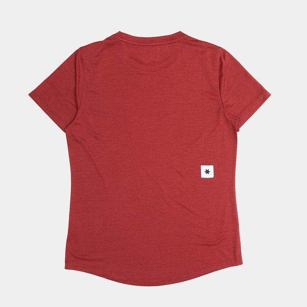 W Logo Combat Pro T-shirt, Dame i rød fra Saysky, ligger fladt på en hvid baggrund med ryggen opad. Et lille hvidt mærke med en sort stjerne er placeret nederst til højre. Ideel som hurtigtørrende sports-t-shirt eller træningsstop til kvinder.