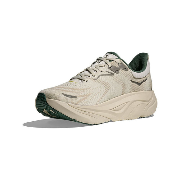 Hoka Arahi 8 herre i farven Truffle Salt/Oyster Mushroom er en stabil løbesko med tyk polstret sål og mesh-overdel. Skoen ses let vinklet mod en hvid baggrund, skyggen tydeligt synlig.